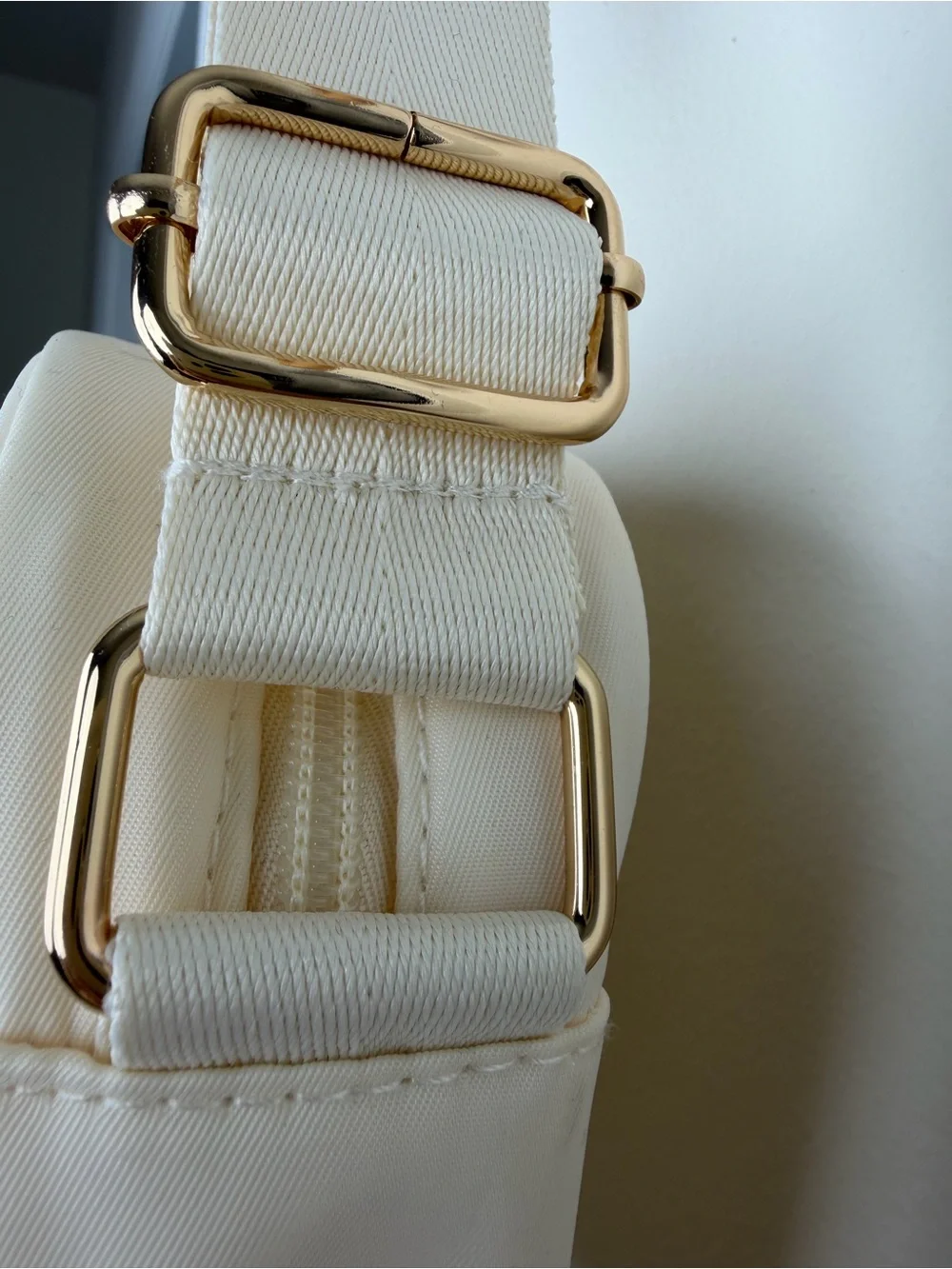 Biossance White Zip Shoulder Bag Adjustable Strap Lined Gold Hardware Crossbody